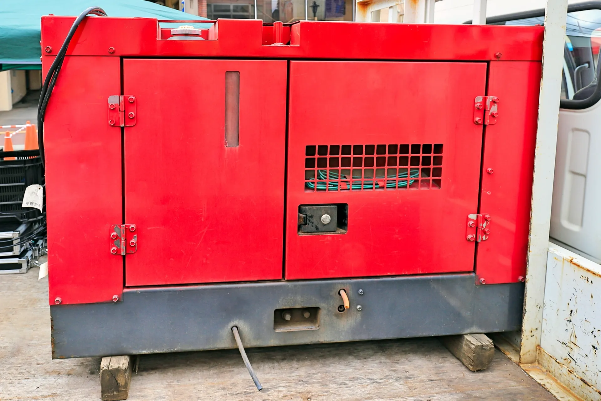 発電機と蓄電池の違いは？ハイブリッド運用のすすめ（工場・病院・施設向け）